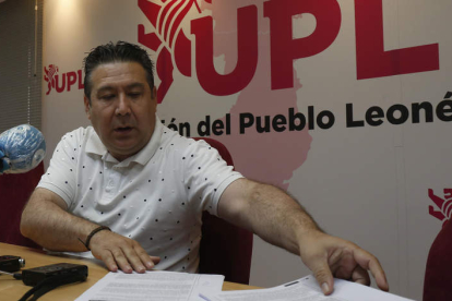 Luis Mariano Santos, ayer en la comparecencia por la moción de los peajes en León. FERNANDO OTERO
