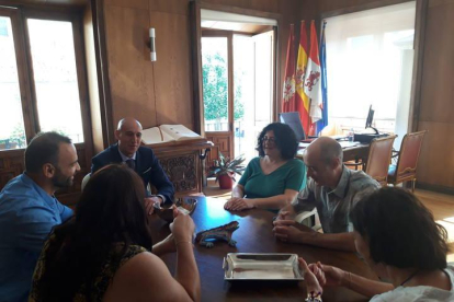 El alcalde, José Antonio Diez, durante la reunión con la junta directiva de la APL.