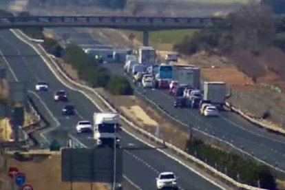 El accidente ocasionó además retenciones en la autovía. DGT