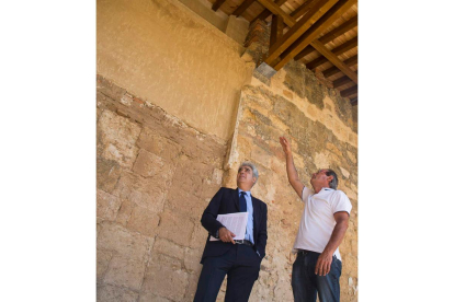 El director general de Patrimonio Cultural, Juan Carlos Prieto Vielba, en la visita del pasado 4 de agosto. FERNANDO OTERO