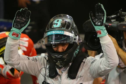 Nico Rosberg celebrando la calificación en el circuito de Abu Dabi.