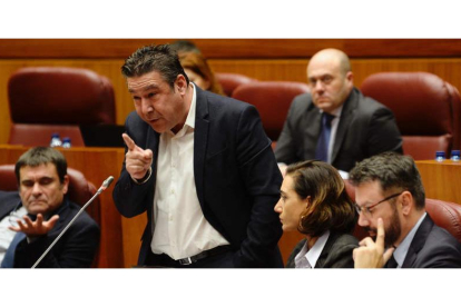 Luis Mariano Santos intervino en las Cortes para preguntar a Mañueco qué tiene la Región Leonesa que celebrar con el Estatuto de Autonomía. N.G.