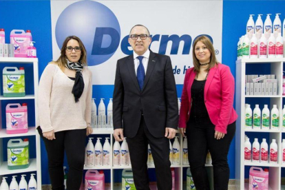 Julio, Raquel y Sarai Molina(derecha) padre e hijas gerentes de la empresa Dermo.