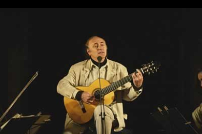 El cantautor berciano Amancio Prada interpretó en el claustro de San Isidoro su obra 