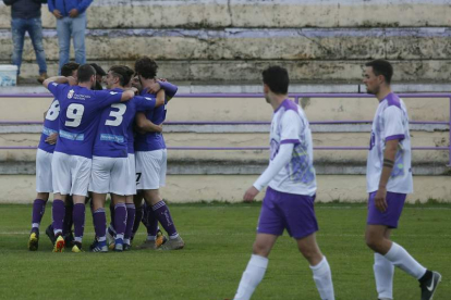 Los bañezanos celebran uno de sus goles ante el equipo palentino. FERNANDO OTERO