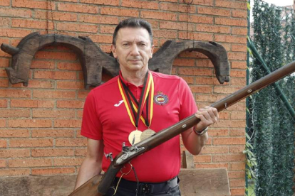 Luis Roberto Villar con el fusil con el que lograba hacerse con el cetro de campeón del mundo en la localidad alemana de Pforzheim. DL