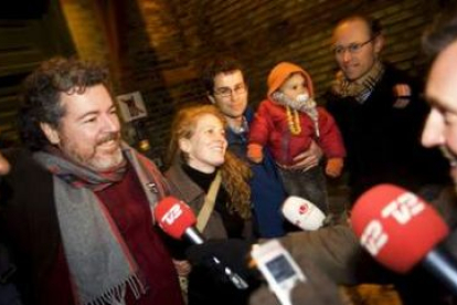 López de Uralde atiende a los medios de comunicación tras su liberación.