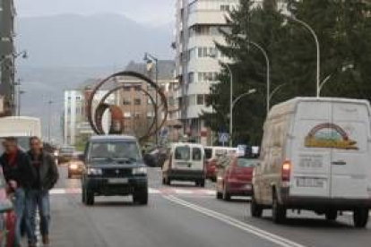 La avenida del Bierzo, con la glorieta del Cine al fondo, ayer tarde