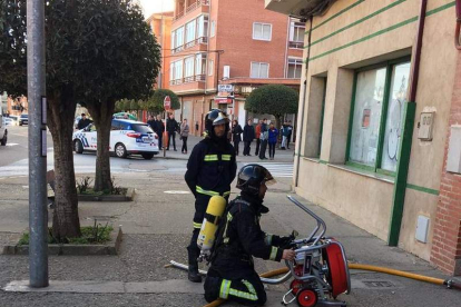 Dos bomberos trabajan en el exterior del inmueble. DL