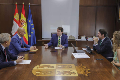 Canuria y Diez con el presidente Fernández Mañueco, el consejero Suárez-Quiñones y la delegada Muñoz ayer, en Valladolid. NACHO GALLEGO