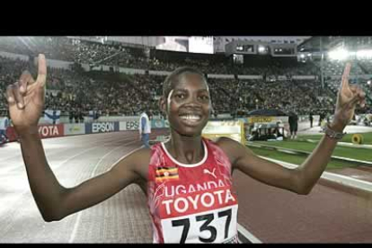 Docus Inzikuru celebra su victoria en la final femenina de los 3000 metros obstáculos, donde logró la primera medalla de oro para Uganda en la historia de los Mundiales de Atletismo.