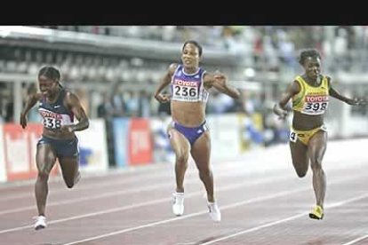 En los 100 metros se impuso la estadounidense Lauryn Williams, que con sus 10.93 venció a la favorita, la francesa Christine Arron, y le devolvió a su país la condición de primera potencia mundial de velocidad.