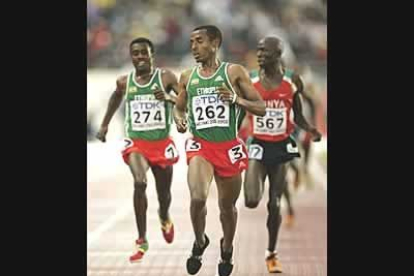 Los etíopes casi repiten la hazaña de sus compatriotas mujeres en la final de los 10.000 metros. Kenenisa Bekele (en el centro) fue el vencedor de la prueba, seguido de su compatriota Sileshi Sihine. El tercer lugar correspondió a Kenia.