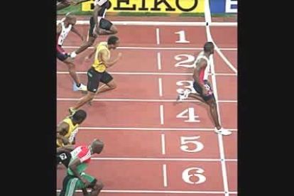El estadounidense Justin Gatlin responde a su favoritismo en la final de los 100 metros. Con un tiempo de 9.88, el mejor de la temporada, superó al jamaiquino Michael Frater.