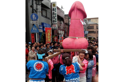 Fiesta en Tokio en la que varias mujeres pasean un pesado pene, costumbre que se remonta al periodo Edo. ANDY RAIN
