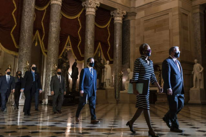 Imagen de los senadores a la entrada del Capitolio. JIM LO SCALZO