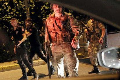 Militares turcos detienen a policías turcos en los accesos al puente del Bósforo en Estambul. AFP / YASIN AKGUL