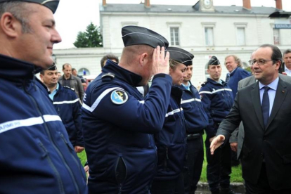 El presidente francés, François Hollande, saluda a varios gendarmes.