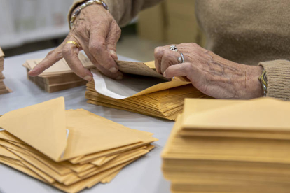 En todo el país, más de 984.000 ciudadanos votaron por correo en las municipales. RAQUEL MANZANARES