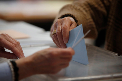 Un votante deposita su papeleta en una convocatoria electoral. JESÚS F. SALVADORES