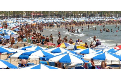 Imagen de una playa en el litoral valenciano atestada de turistas.