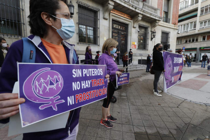 Concentración en León en 2020 para exigir la abolición de la prostitución frente a la Subdelegación del Gobierno. DL