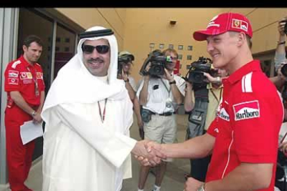 Sheikh Fawaz Bin Mohammed Al Khalifa, el director del circuito de Bahrein, saluda a Michael Schumacher.