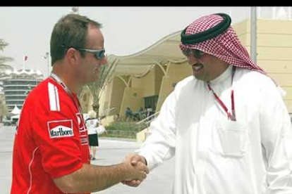 Mohammed bin Salman al-Khalifa saluda al piloto de Ferrari, Rubens Barrichello. Se trata del tío del rey de Bahrein.