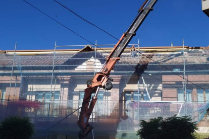 Imagen de las obras de arreglo del tejado del Ayuntamiento. DL