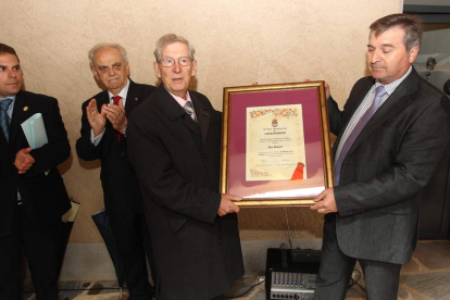 En 2010, Ubaldo Nieto recibió el reconocimiento de Carracedelo por su donación del albergue. L. DE LA MATA