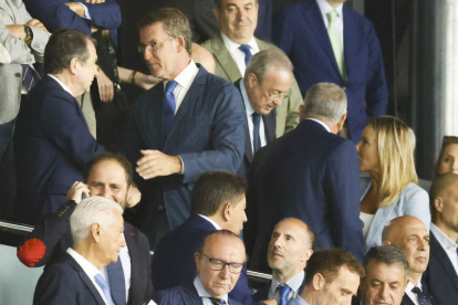 Feijóo saluda al alcalde de Vigo, Abel Caballero, en el partido entre el  Celta y el Real Madrid. SALVADOR SAS