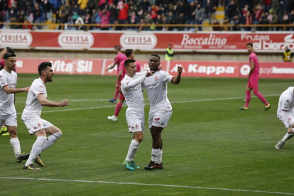Los jugadores de la Cultural celebran el gol del empate del belga Kawaya.