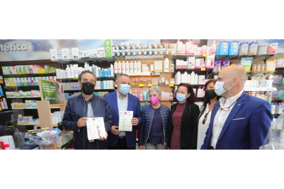Autoridades provinciales y representantes del colectivo farmacéutico en una de las farmacias adheridas al proyecto. L. DE LA MATA