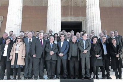 Alexis Tsipras con su gabinete en pleno: diez ministros y seis viceministras de un total de 40 altos cargos.