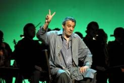 El actor gallego Chete Lera durante una de sus actuaciones con la Slovak Sinfonieta