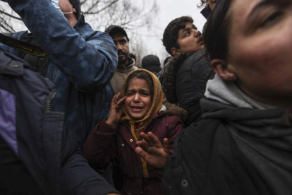 Una niña llora en el campamento de migrantes atrapados en la frontera entre Bielorrusia y Polonia. STRINGER