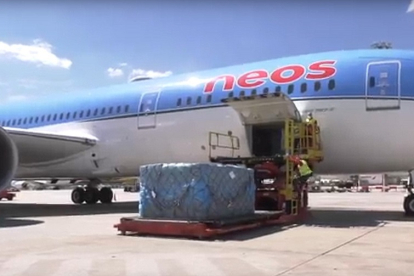 Descarga de material sanitario efectuada desde un avión tras llegar a nuestro país días atrás. EFE