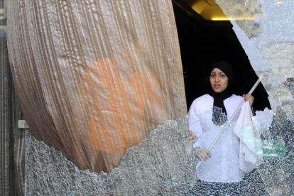Una empleada del hotel de la cadena española Barceló en El Cairo limpia los cristales tras el ataque.