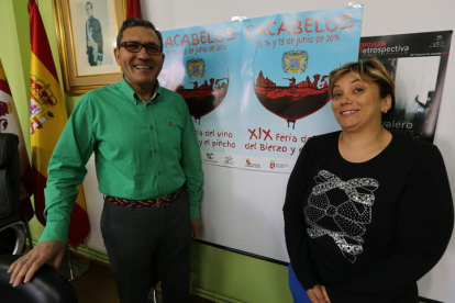 El alcalde de Cacabelos, Adolfo Canedo y la concejala Manuela Alba, con el cartel de la feria.