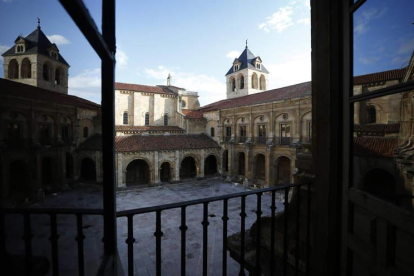 El claustro de San Isidoro, donde el rey adolescente Alfonso IX convocó las Cortes que dieron origen al parlamentarismo, el lugar donde por primera vez estuvieron presentes los representantes de las ciudades, artesanos y burgueses, junto a los poderosos.