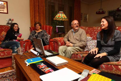 Carolina, su madre, Pilar, su padre, Tomás, y su hermana mayor, Lola, en el salón de la vivienda familiar. Foto: Norberto