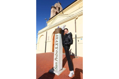 Carolina Rodríguez posa con un simpático gesto frente a la iglesia donde empezó a entrenar, en Puente Castro, ahora reconvertida en Museo de las Tres Culturas.
Foto: Norberto.