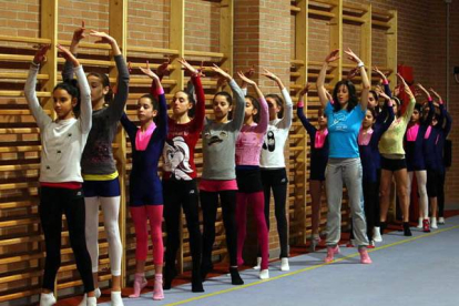 La gimnasta, en el centro de la imagen, dirige clases de ballet para las niñas del club que la descubrió con ocho años. Foto: Norberto.