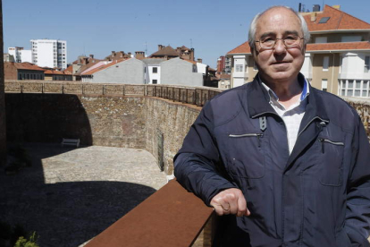 El escritor José Luis Puerto en el adarve de la muralla de León. RAMIRO