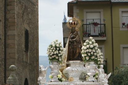La Virgen de la Encina, patrona del Bierzo, a la salida de su basílica en Ponferrada. ANA F. BARREDO