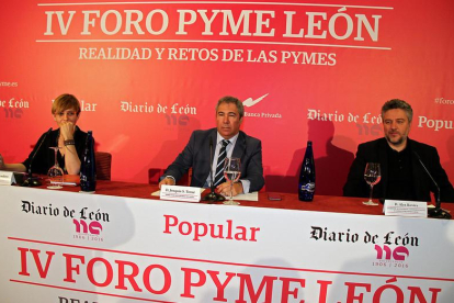La directora ejecutiva de Pharmadus, Beatriz Escudero,  el director de Diario de León, Joaquín S. Torné, y el escritor Alex Rovira