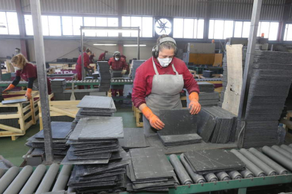 Trabajos de manufactura de pizarra en una cantera de la zona de San Pedro de Trones, en el municipio de Puente de Domingo Flórez. L. DE LA MATA