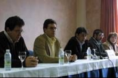 Miguel Hidalgo, en el centro, compareció acompañado de los concejales expulsados del PSOE