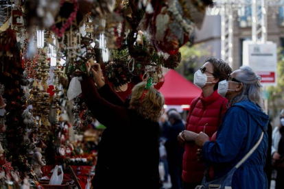 specto de la Fira de Santa Llúcia, el mercado navideño de Barcelona, este lunes. QUIQUE GARCÍA