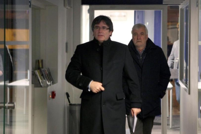 Carles Puigdemont, acompañado por el empresario Josep Maria Matamala, a su llegada al acto en Gante.